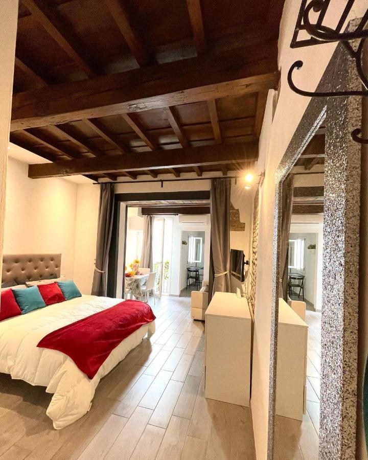 Roberto's Apartment. Piazza Santa Croce. Apartamento Florencia