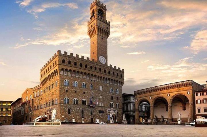 Roberto's Apartment. Piazza Santa Croce. Florencia